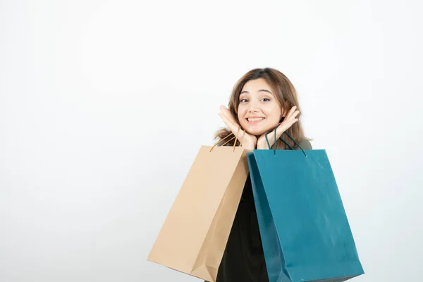 Foto Joven Chica Feliz Sosteniendo Bolsas Compras Sobre Blanco Foto —  Fotos de Stock