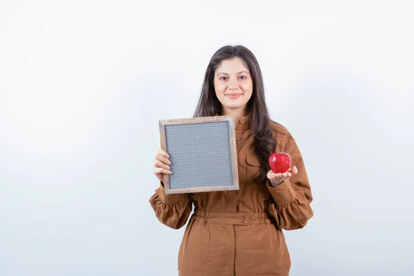 Νεαρή Γυναίκα Κορνίζα Και Κόκκινο Μήλο Ποζάρει Στην Κάμερα Υψηλής — Φωτογραφία Αρχείου