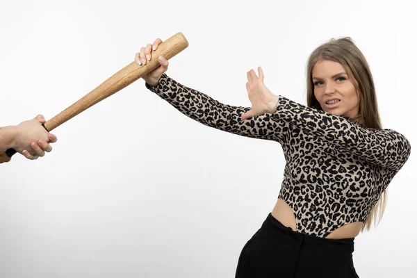 Alguien Con Bate Béisbol Tratando Vencer Una Joven Foto Alta — Foto de Stock