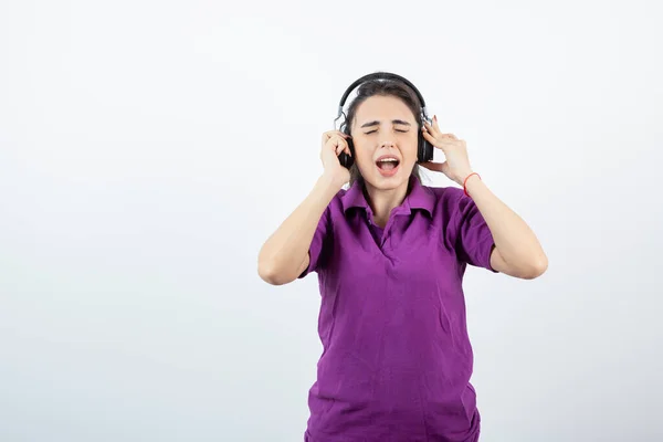 Ung Flicka Lila Shirt Lyssnar Sång Med Hörlurar Högkvalitativt Foto — Stockfoto
