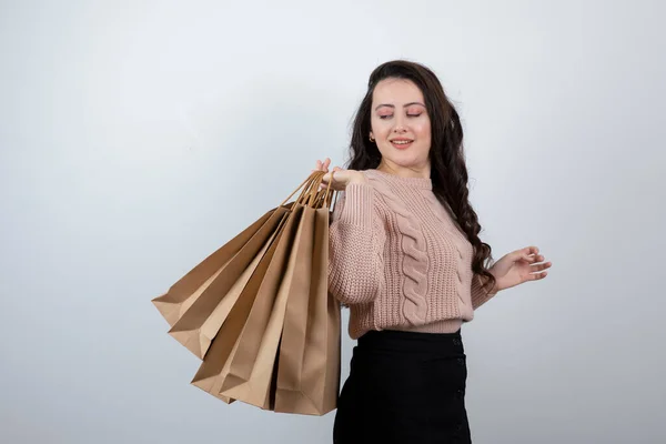 Retrato Hermosa Mujer Suéter Sosteniendo Bolsas Paquetes Con Compras Después —  Fotos de Stock