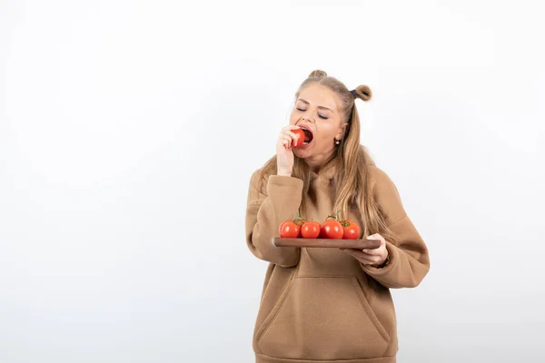 Porträt Einer Hungrigen Jungen Frau Die Rote Frische Tomaten Isst — Stockfoto