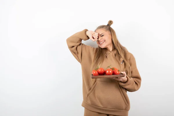 Προσωπογραφία Νεαρής Γυναίκας Ξύλινη Σανίδα Και Φρέσκες Κόκκινες Ντομάτες Υψηλής — Φωτογραφία Αρχείου