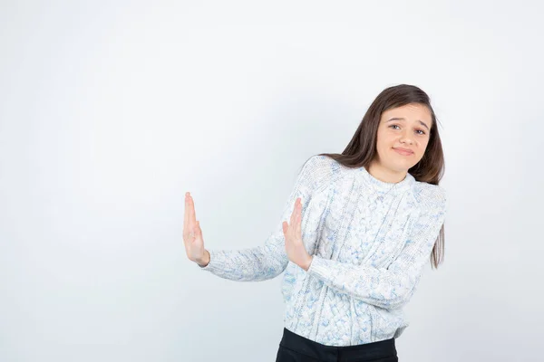 Gadis Mengenakan Sweater Berpose Latar Belakang Putih — Stok Foto