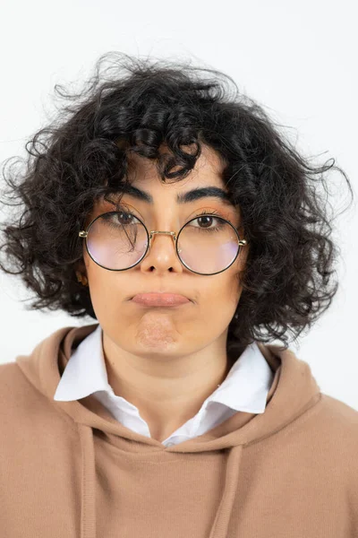 Mulher Com Cabelo Encaracolado Óculos Fazendo Cara Engraçada — Fotografia de Stock