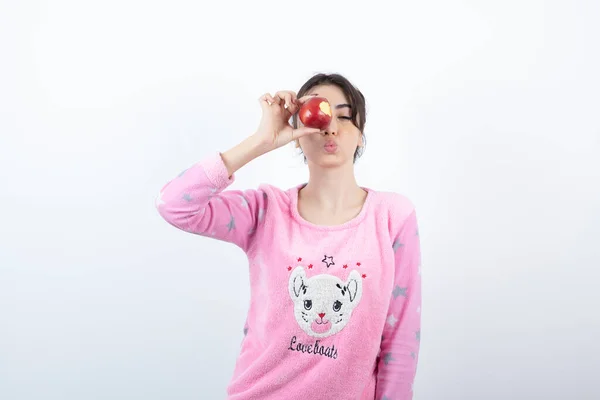 파자마에 사과를 귀여운 모델의 고품질 — 스톡 사진