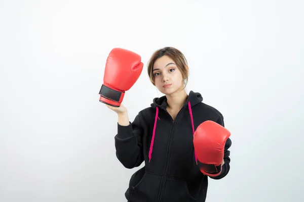 Retrato Una Joven Deportista Confiada Usando Guantes Boxeo Foto Alta — Foto de Stock