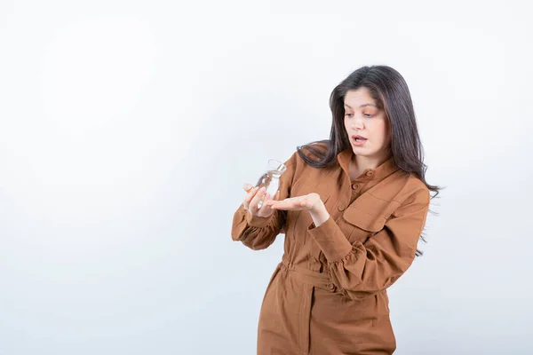 Menina Roupa Casual Derramando Copo Água Foto Alta Qualidade — Fotografia de Stock