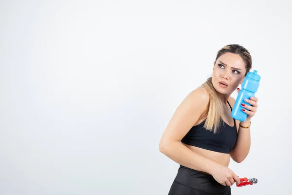 Hermosa Mujer Joven Ropa Deportiva Con Entrenador Mano Roja Botella —  Fotos de Stock