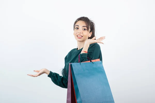 Retrato Una Mujer Joven Sosteniendo Una Gran Cantidad Bolsas Compras —  Fotos de Stock