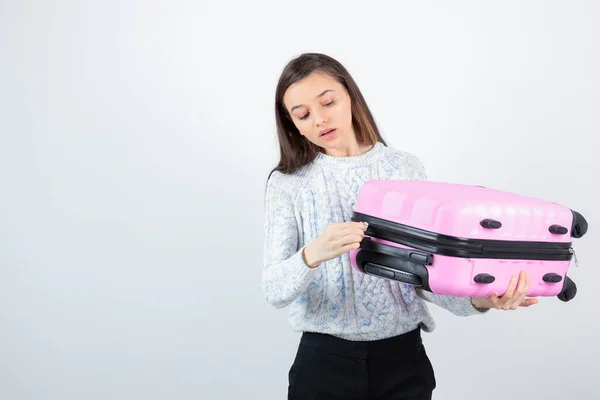 Meisje Dragen Trui Poseren Met Wielen Bagage Witte Achtergrond — Stockfoto