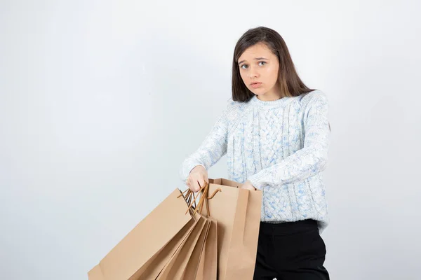 Ritratto Ragazza Adolescente Maglione Che Tiene Borse Della Spesa — Foto Stock