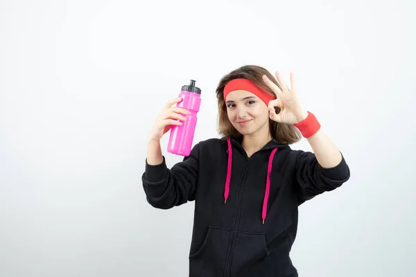 Foto Uma Jovem Menina Desportiva Segurando Garrafa Água Rosa Foto — Fotografia de Stock