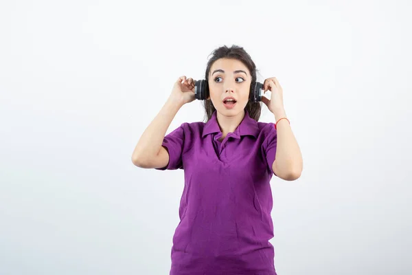Fotografie Rozkošné Dívky Sluchátkách Která Poslouchá Hudbu Nad Bílou Kvalitní — Stock fotografie