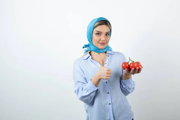 Mooie Vrouw Sjaal Met Duim Omhoog Rode Tomaten Hoge Kwaliteit — Stockfoto