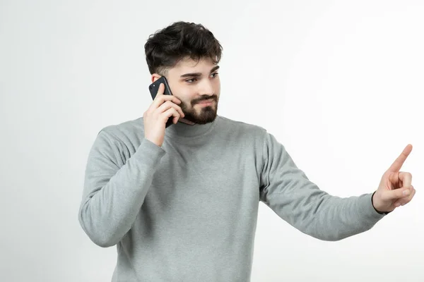 Retrato Tipo Atractivo Hablando Por Teléfono Inteligente Contra Pared Blanca — Foto de Stock