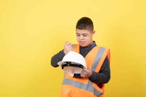 Foto Adorável Trabalhador Construção Civil Colete Segurança Segurando Capacete Foto — Fotografia de Stock