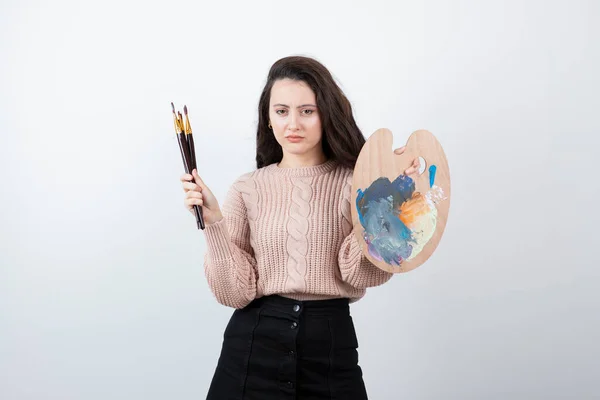 Renkli Palet Fırça Tutan Genç Kadın Ressamın Portresi Yüksek Kalite — Stok fotoğraf