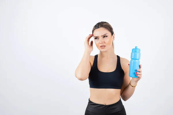 Jovem Mulher Roupas Esportivas Com Garrafa Água — Fotografia de Stock