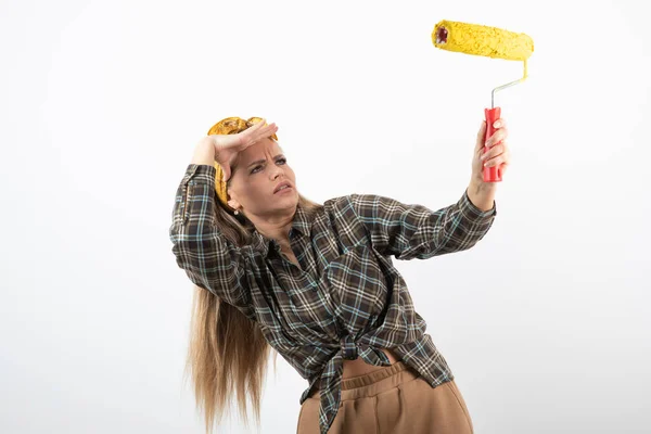 Jovem Loira Segurando Rolo Pintura Sobre Uma Parede Branca Foto — Fotografia de Stock