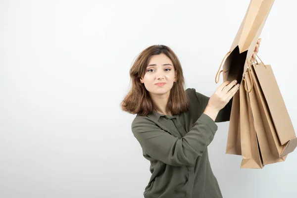 Retrato Una Mujer Joven Sosteniendo Bolsas Papel Artesanal Pie Foto —  Fotos de Stock