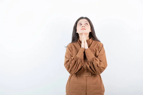 Beyaz Duvarın Karşısında Durup Dua Eden Esmer Bir Kadın Modeli — Stok fotoğraf