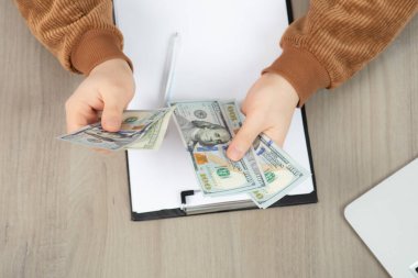 İş adamlarının elleri para sayıyor ve ofis masasına not alıyor. Yüksek kalite fotoğraf