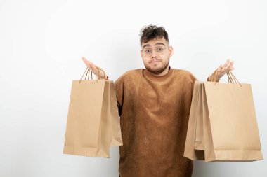 Gözlüklü genç bir adamın portresi, el çantası taşıyor. Yüksek kalite fotoğraf