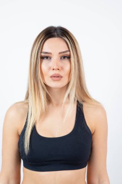 Uzun saçlı, beyaz arka planda izole edilmiş güzel bir genç kadının portresi.