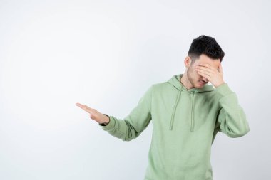 Bir şeyden uzak duran kapüşonlu yakışıklı erkek portresi. Yüksek kalite fotoğraf