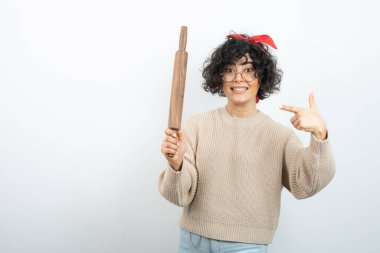 Gözlüklü, tahta raptiyeyle poz veren kadın modeli. Yüksek kalite fotoğraf