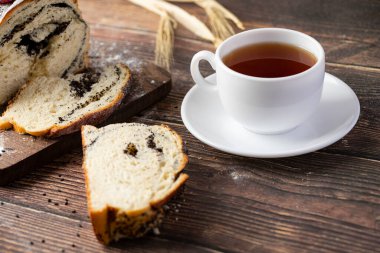 Tahta kesme tahtasına haşlanmış haşhaşlı kek. Yüksek kalite fotoğraf