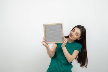 Beyaz duvarın karşısında el ele tutuşmuş güzel bir kadının portresi. Yüksek kalite fotoğraf