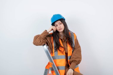 Kadın mühendisin beyaz merdivenin üstünde durduğu fotoğraf. Yüksek kalite fotoğraf