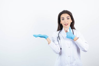 Beyaz önlüklü kadın doktorun portresi açık alan tutuyor. Yüksek kalite fotoğraf