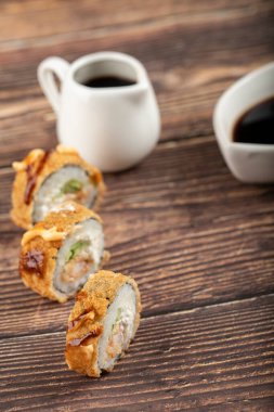 Tahta bir masanın üzerine taze suşi ruloları. Yüksek kalite fotoğraf