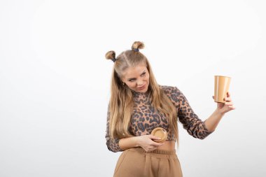 Üstte elinde bir fincan kahve tutan güzel genç bir kadın. Yüksek kalite fotoğraf