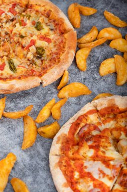 Siyah masaya kızarmış patatesli tam pizza. Yüksek kalite fotoğraf