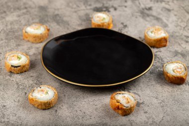 Somon, avokado ve peynirli sıcak kızarmış suşi ruloları. Yüksek kalite fotoğraf