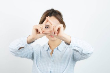 Parmaklarıyla çerçeve yapan güzel bir kadının portresi. Yüksek kalite fotoğraf