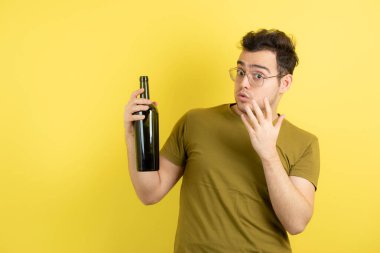 Elinde beyaz şarap şişesi olan genç bir mankenin fotoğrafı. Yüksek kalite fotoğraf