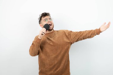 Mikrofon şakıyan genç yakışıklı adamın portresi. Yüksek kalite fotoğraf