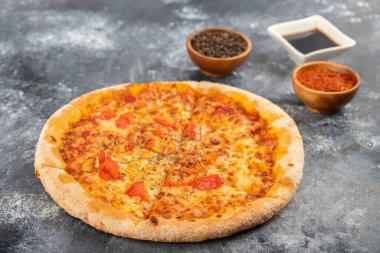 Baharatlı ve soya soslu tam pizza. Yüksek kalite fotoğraf