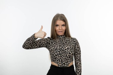 Leopar desenli güzel bir kadının portresi baş parmağını kaldırıyor. Yüksek kalite fotoğraf