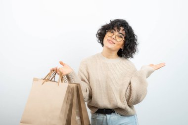 Kendine güvenen bir kadının alışveriş torbaları tutarken çekilmiş bir fotoğrafı. Yüksek kalite fotoğraf