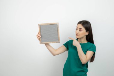 Beyaz duvara bakan güzel bir bayanın portresi. Yüksek kalite fotoğraf