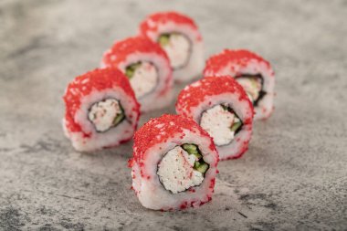 Kaliforniya, taştan arka planda uçan balık havyarıyla yuvarlanıyor. Yüksek kalite fotoğraf