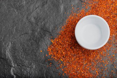 Kırmızı biber yığını ve siyah üzerine beyaz kase. Yüksek kalite fotoğraf