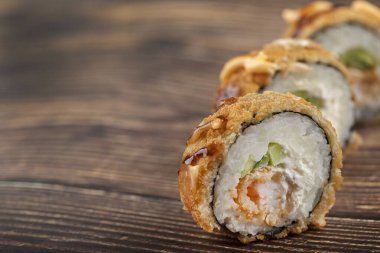 Tahta bir masanın üzerine taze suşi ruloları. Yüksek kalite fotoğraf