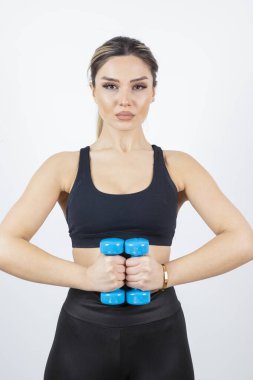 Dambılı spor elbiseli güzel bir kadın.